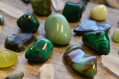 Green Crystals: 8 Green Stones for Growth, Wisdom & Wealth